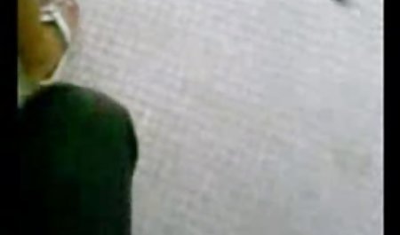 نوجوان بیدمشک قبل از فیلم سکسی پرده پاره کردن قیچی وحشی بیدمشک MILF آبدار می خورد