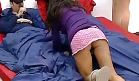 سرخ لاتینا bianca رزا در دیک سكس پرده زنى سیاه در فضای باز حرکت می کند